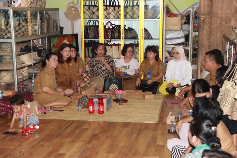 Diskominfosantik Kalteng Dorong Pengrajin Rotan Desa Gohong
