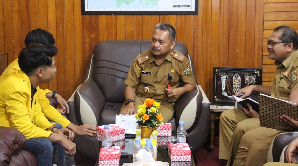 BERBINCANG : Kepala Disnakertrans Kalteng Farid Wajdi saat berbincang dengan BEM Universitas Pangka Raya, Selasa (7/5/2024). FOTO IST