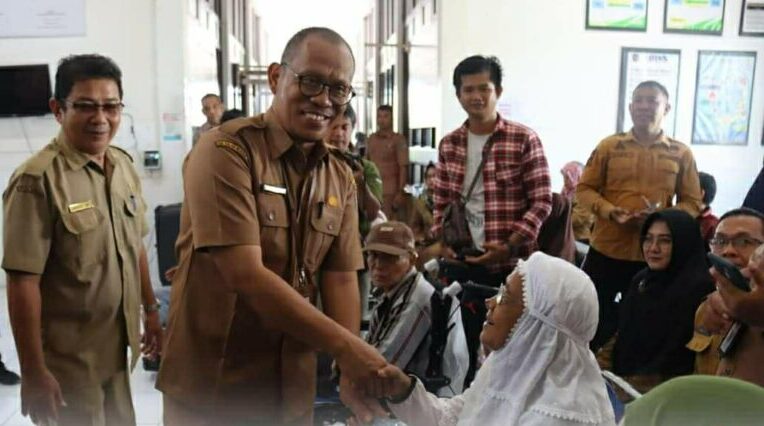 Pj Sekda Seruyan, Bahrun Abbas saat menyerahkan bantuan di Kantor Dinsos Seruyan, Selasa (7/5/2024). Foto:Istimewa