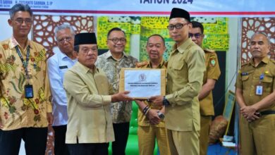 SIMBOLIS : Wakil Ketua DPRD Kalteng, H. Abdul Razak saat menyerahkan bantuan secara simbolis kepada ketua Lembaga Pembinaan Khusus Anak (LKSA) Budi Mulya, Selasa (14/5/2024). FOTO IST
