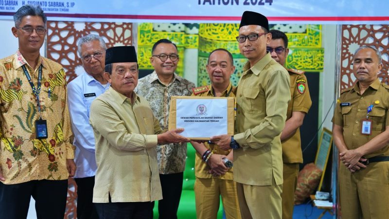 SIMBOLIS : Wakil Ketua DPRD Kalteng, H. Abdul Razak saat menyerahkan bantuan secara simbolis kepada ketua Lembaga Pembinaan Khusus Anak (LKSA) Budi Mulya, Selasa (14/5/2024). FOTO IST