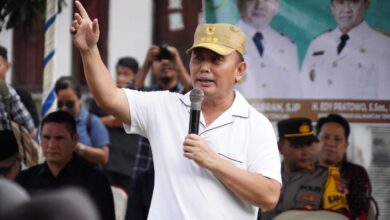 Gubernur Sugianto Sabran Salurkan 3.500 Paket Sembako Gratis