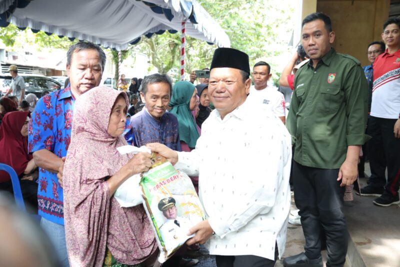 Sekretaris DPRD Kalteng Buka Pasar Murah di Mendawai Bawah