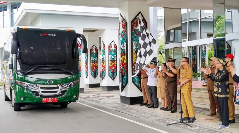 Asisten Adum Setda Kalteng lepas Kontingen Utsawa Dharmagita Tingkat Nasional XV Surakarta