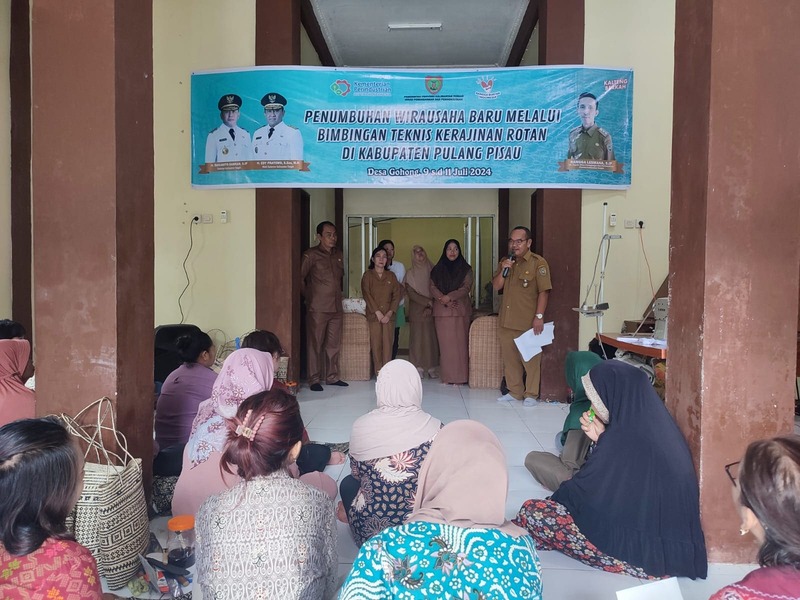 Disdagperin Prov. Kalteng Gelar Bimtek Kerajinan Rotan di Pulang Pisau