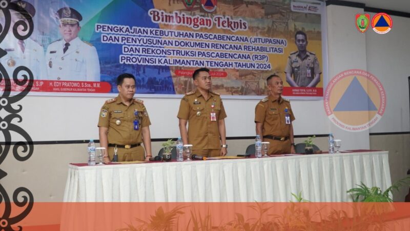 MEMBUKA KEGIATAN : Kalaksa BPB-PK Prov. Kalteng Ahmad Toyib (tengah) saat membuka kegiatan Bimtek JITU PASNA dan R3P di Palangka Raya, Senin (15/7/2024). FOTO IST