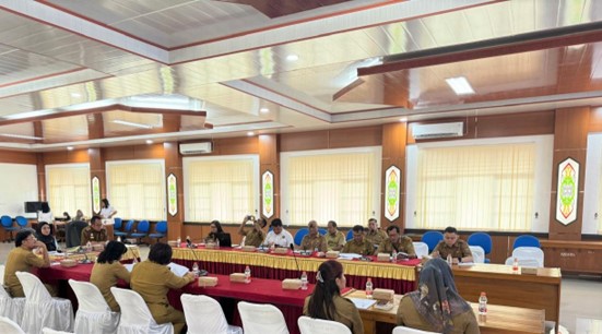 Kepala Dinas ESDM Prov.Kalteng membuka acara dan memberikan arahan FGD