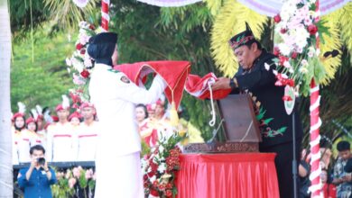 Wagub Kalteng H. Edy Pratowo Pimpin Upacara Penurunan Sang Merah Putih di Palangka Raya