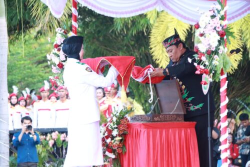 Wagub Kalteng H. Edy Pratowo Pimpin Upacara Penurunan Sang Merah Putih di Palangka Raya