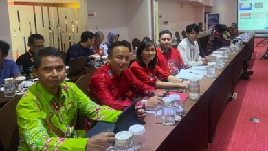 FOTO BERSAMA : Fungsional Ahli Madya Bappedalitbang Kalteng Luqman Alhakim dan Fungsional Ahli Muda Fredy Darinton beserta Staf, Kamis (26/09/2024). FOTO IST