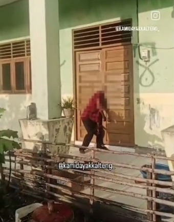 Pria Mati Berdiri Terjepit Pintu di Gunung Mas