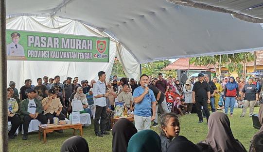 Gubernur Sugianto Sabran Salurkan 14 Ribu Paket Sembako di Pasar Murah Kalteng