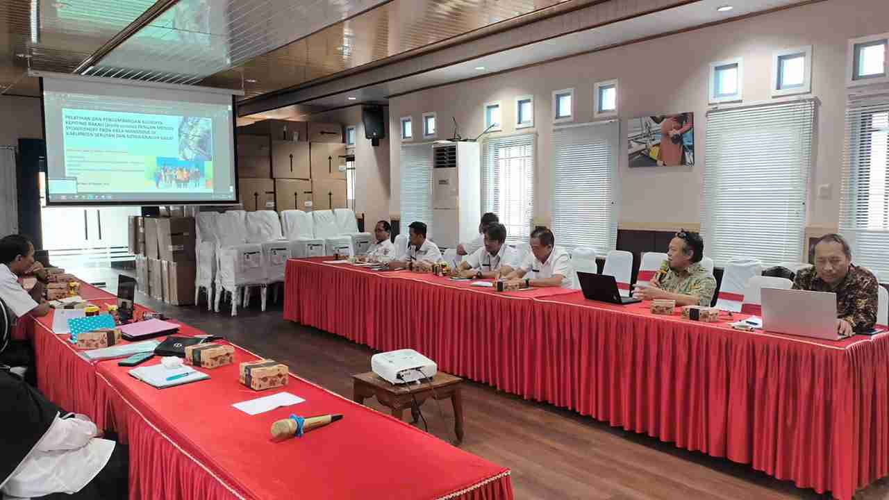 Presentasi Hasil Kegiatan Sylvofishery dan Penanaman Vegetasi Pantai oleh IPB University di Kalteng