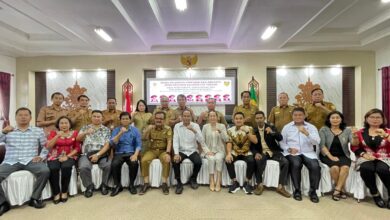 MENYERAHKAN : Pj Bupati Gumas Herson B. Aden sedang menyerahkan usulan ke Ketua DPRD Kalteng Arton S Dohong didampingi Wakil Ketua I DPRD Gumas Nomi Aprilia di Aula Kantor Bupati setempat, Selasa (10/12/2024). FOTO IST