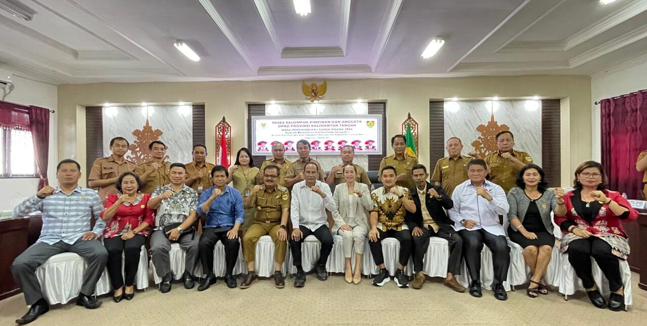 MENYERAHKAN : Pj Bupati Gumas Herson B. Aden sedang menyerahkan usulan ke Ketua DPRD Kalteng Arton S Dohong didampingi Wakil Ketua I DPRD Gumas Nomi Aprilia di Aula Kantor Bupati setempat, Selasa (10/12/2024). FOTO IST