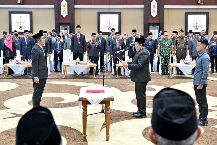 MENGUKUHKAN : Wakil Gubernur Kalteng H. Edy Pratowo saat mengukuhkan Kepala Perwakilan BPKP Prov. Kalteng