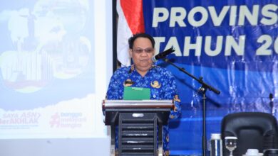 MENYAMPAIKAN : Sekretaris DLH Kalteng, Noor Halim saat menyampaikan sambutan.