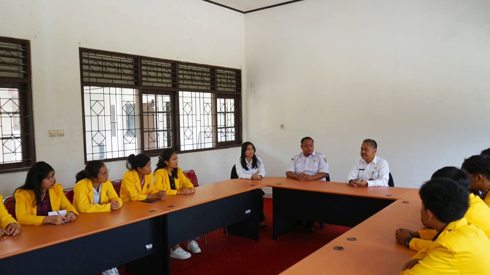 Disnakertrans Kalteng Serahkan Kartu BPJS Ketenagakerjaan untuk Mahasiswa Magang