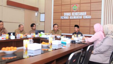 Suasana diskusi antara Komisi I DPRD Kalteng dengan Dinas Kehutanan