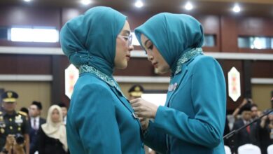 PENYEMATAN : Ketua TP-PKK Prov. Kalteng Aisyah Thisia Agustiar Sabran saat menyematkan pin Posyandu dan Dekranasda kepada Norol Latifah Rizky Aditya Putra. FOTO IST