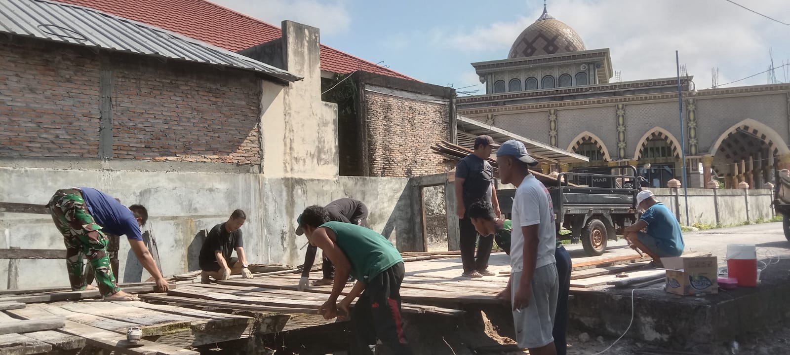 TNI AL, dan Warga Perbaiki Jembatan Penyeberangan Pelabuhan Perikanan Kumai
