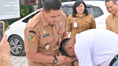 Beri Sepatu dan Motivasi untuk Siswa SMAN 4 Palangka Raya