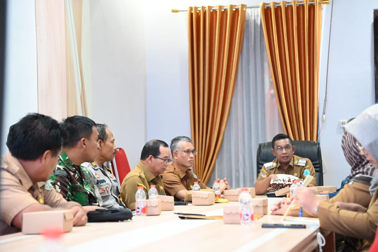 Pj Bupati Lamandau Said Salim (tengah) disela-sela kegiatannya