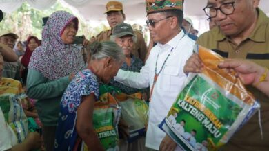 Gubernur Kalteng Buka Pasar Murah di Talawang, Serap Aspirasi Warga Soal Infrastruktur dan Listrik