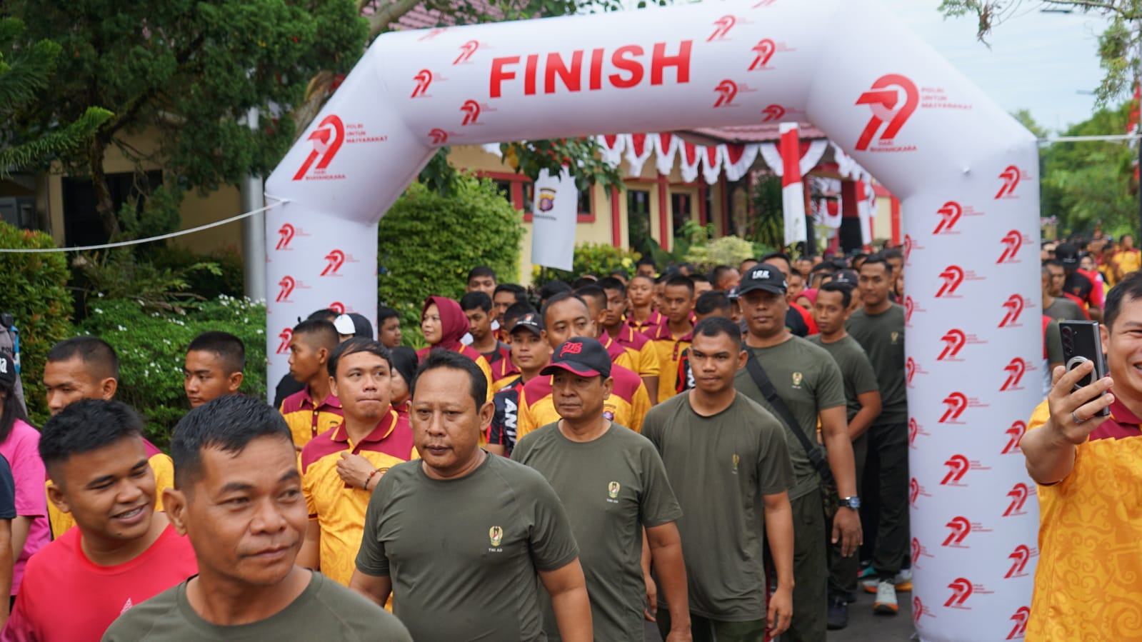 Anggota Kodim 1016/Palangka Raya Meriahkan Jalan Sehat dan Sepeda Santai Jelang HUT Bhayangkara ke-79