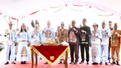 Gubernur Kalteng, H. Agustiar Sabran foto bersama selesai memimpin upacara