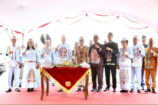 Gubernur Kalteng, H. Agustiar Sabran foto bersama selesai memimpin upacara