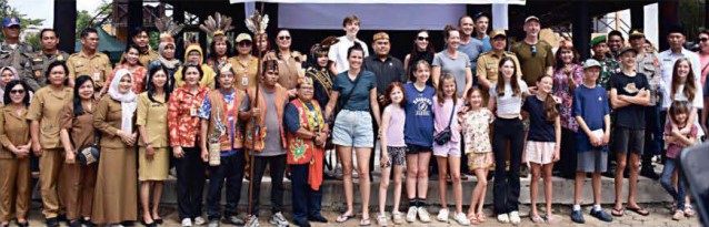 BERSAMA WISATAWAN: Anggota DPRD Kapuas H Abdullah bersama jajaran Pemkab Kapuas saat menyambut kedatangan wisatawan mancanegara di Huma Betang Manggatang Utus Sei Pasah belum lama tadi.