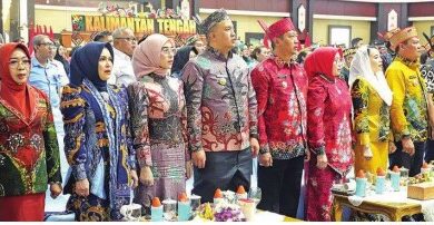 DIKUKUHKAN: Bupati Lamandau Rizky Aditya Putra bersama Ketua TP-PKK Lamandau, Norol Latifah, secara resmi dikukuhkan sebagai Ayah dan Bunda Generasi Berencana (GenRe) serta Orang Tua Asuh Gerakan Nasional Orang Tua Asuk Anak Stunting (GENTING) Kabupaten Lamandau, belum lama tadi.