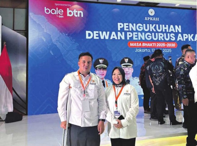 HADIR: Bupati Lamandau Rizky Aditya Putra, bersama Bupati Kotawaringin Barat Hj Nur Hidayah, di sela kegiatannya saat menghadiri pengukuhan Dewan APKASI, di Hotel Grand Sahid Jaya, Jakarta, belum lama ini