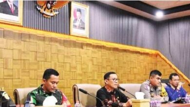 PIMPIN RAPAT: Pj Bupati Barito Utara, Indra Gunawan didampingi Dandim 1013/ Muara Teweh, Letkol Inf Agussalim Tuo dan FKPD lainnya rapat persiapan pengamanan, Kamis (24/7).