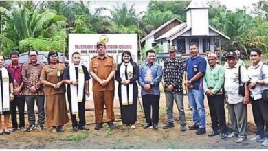 DUKUNGAN PEMBANGUNAN: Bupati Lamandau Rizky Aditya Putra, disela-sela kegiatannya saat melaksanakan peletakan batu pertama pembangunan Gereja GKE Karunia, di Desa Tangga Batu, Kecamatan Belantikan Raya, belum lama ini.