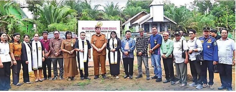 DUKUNGAN PEMBANGUNAN: Bupati Lamandau Rizky Aditya Putra, disela-sela kegiatannya saat melaksanakan peletakan batu pertama pembangunan Gereja GKE Karunia, di Desa Tangga Batu, Kecamatan Belantikan Raya, belum lama ini.