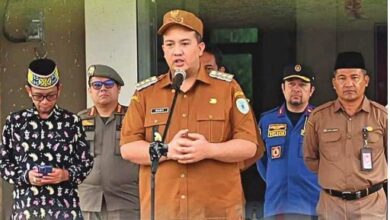KUNJUNGAN KERJA: Bupati Lamandau Rizky Aditya Putra, disela-sela kegiatannya saat melaksanakan kunjungan kerja di Kelurahan Tapin Bini, Kecamatan Lamandau, belum lama tadi