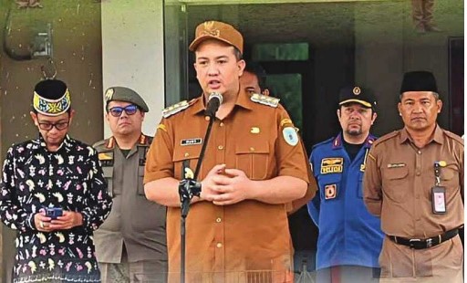 KUNJUNGAN KERJA: Bupati Lamandau Rizky Aditya Putra, disela-sela kegiatannya saat melaksanakan kunjungan kerja di Kelurahan Tapin Bini, Kecamatan Lamandau, belum lama tadi