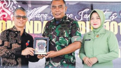 PISAH SAMBUT DANDIM: Komandan Kodim 1017/ Lamandau, yang baru, Letkol Arm Ady Kurniawan saat tiba di Bumi Bahaum Bakuba, Jumat (18/7). INSET: Letkol Ari Sugiharto saat pisah sambut