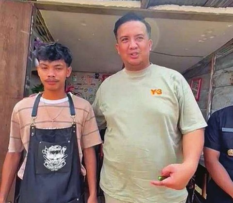 DUKUNG UMKM LOKAL: Bupati Lamandau Rizky Aditya Putra mencukur rambut di Desa Jemuat, Kecamatan Batang Kawa, Kabupaten Lamandau, Minggu (13/7).