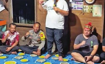 KUNJUNGAN KERJA: Bupati Lamandau Rizky Aditya Putra, di sela-sela kegiatannya saat kunjungan kerja ke Desa Kina, belum lama ini.