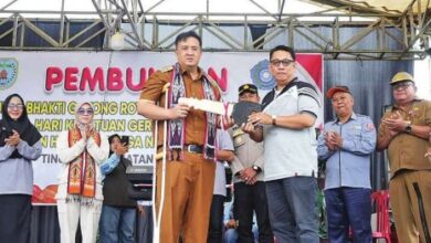 SERAHKAN BANTUAN : Bupati Lamandau Rizky Aditya Putra, menyerahkan bantuan mobil ambulans kepada perwakilan Puskesmas Sematu Jaya, di Desa Jangkar Prima, Senin (14/7).