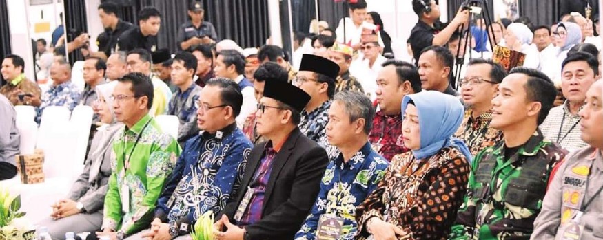 MENYIMAK: Pj Bupati Barito Utara, Indra Gunawan (tiga dari kiri) diapit Komisoner KPU dan Bawaslu Provinsi Kalteng serta FKPD Barito Utara menghadiri Debat Publik, Jumat (25/7).