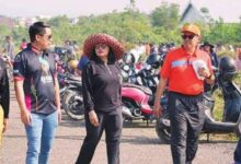 KERJA BAKTI: Pj Bupati Barito Utara, Indra Gunawan (dua dari kanan) memantau pembersihan Eks Bandara Lama Muara Teweh, Jumat (25/7).