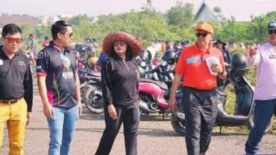 KERJA BAKTI: Pj Bupati Barito Utara, Indra Gunawan (dua dari kanan) memantau pembersihan Eks Bandara Lama Muara Teweh, Jumat (25/7).