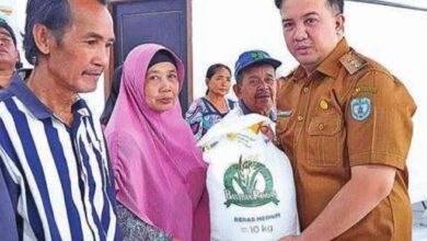 BANTUAN: Bupati Lamandau Rizky Aditya Putra menyerahkan bantuan, di sela-sela kegiatannya saat menghadiri launching penyaluran bantuan pangan yang digelar di Kantor Kelurahan Nanga Bulik, belum lama ini.