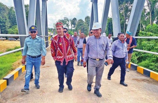 DIRESMIKAN: Bupati Lamandau Rizky Aditya Putra saat meresmikan jembatan USTP, di Desa Bakonsu, Kecamatan Lamandau, Kabupaten Lamandau, baru-baru ini.