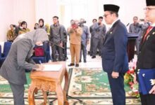 MELANTIK: Pj Bupati Barito Utara, Indra Gunawan mengambil sumpah janji jabatan bagi sejumlah pejabat administrator, di Aula Rumah Jabatan Bupati Barito Utara, Senin (28/7)