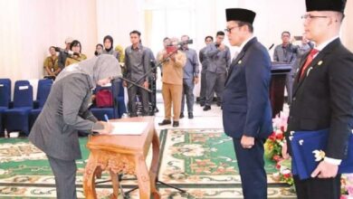 MELANTIK: Pj Bupati Barito Utara, Indra Gunawan mengambil sumpah janji jabatan bagi sejumlah pejabat administrator, di Aula Rumah Jabatan Bupati Barito Utara, Senin (28/7)